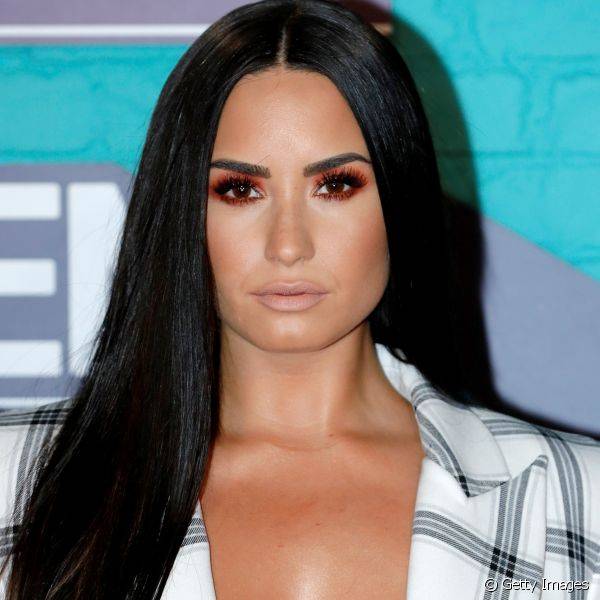 A sombra alaranjada mega esfumada de Demi Lovato chamou aten??o esta semana durante o MTV EMAs 2017, em Londres (Foto: Getty Images)